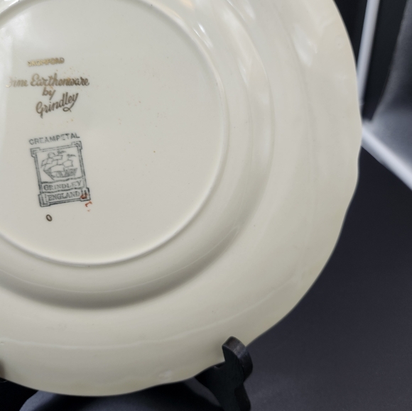 Fine Earthernware by Grindley Cream Petal Dinner Plate - Picture 9 of 11